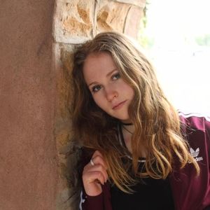 Meet your Posher, Lara